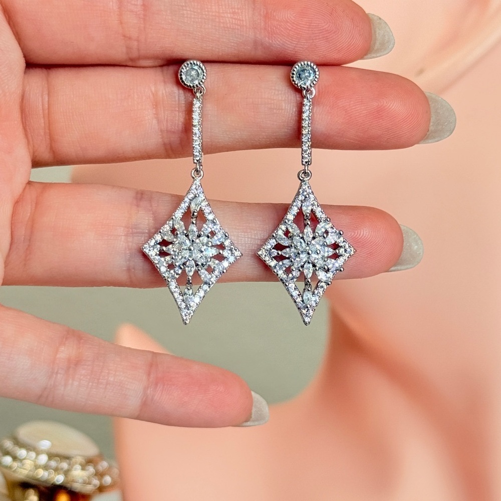 ⚜️ Classic Silver Crystal Drop Earrings - Picture 7 of 7